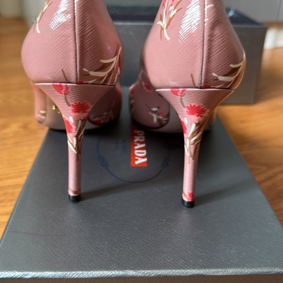 Prada leather flower pump Authentic - Picture 3 of 5